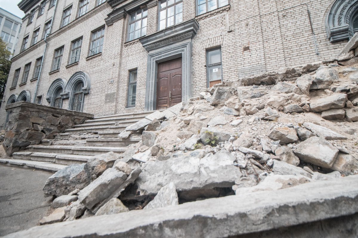 Но это вдали - чем ближе подходишь, тем больше бросается в глаза заброшенность здания