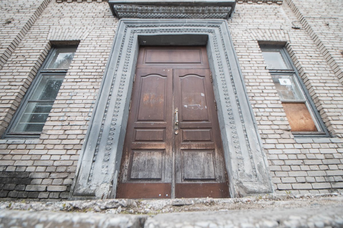 Обшарпанные двери в этом длинном списке - едва ли не меньшее зло. По крайней мере, они выглядят винтажно