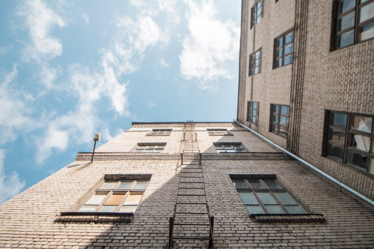 Не слишком удивляет и проржавевшая пожарная лестница