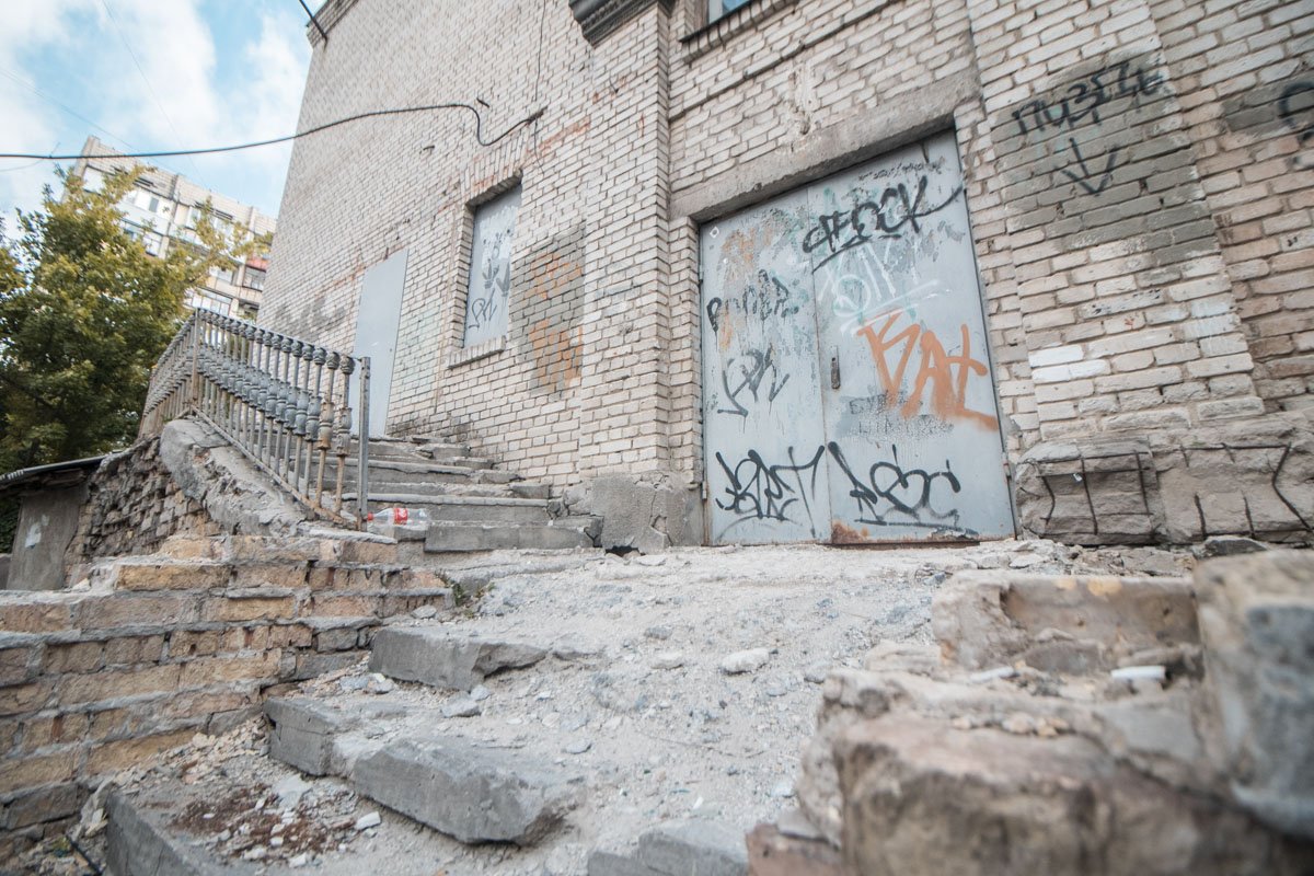 Да и обсыпавшиеся ступени также выдают запустение