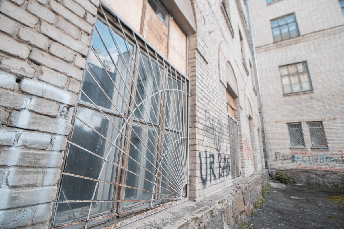 А первоначально в планах властей был капитальный ремонт школы за 350 миллионов гривен