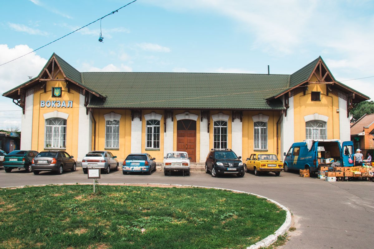 Вокзал находится посередине поселка и делит его на две части Вокзал находится посередине поселка и делит его на две части