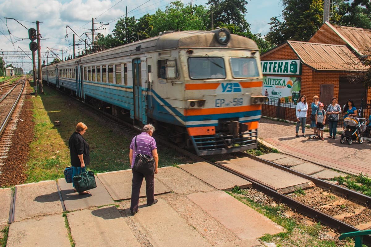 Со одной стороны поселка находится школа, поэтому ежедневно ж/д пути перебегают дети Со одной стороны поселка находится школа, поэтому ежедневно ж/д пути перебегают дети