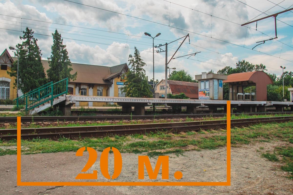 Согласно нормам, переход должен находиться на расстоянии не меньше 20 метров от края платформы Согласно нормам, переход должен находиться на расстоянии не меньше 20 метров от края платформы