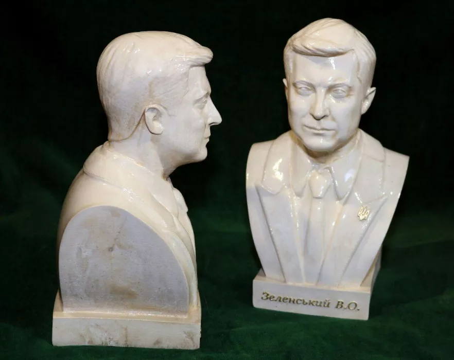 Бюст Зеленского смотрится убедительно сбоку, а вот спереди - уже не так здорово Бюст Зеленского смотрится убедительно сбоку, а вот спереди - уже не так здорово