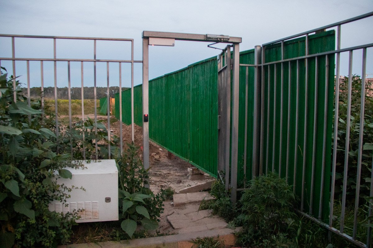 Девушку увидели люди и вызвали врачей и полицию 