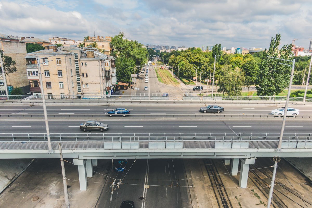 Кирилловский путепровод находится на пересечении улиц Елены Телиги и Кирилловской (бывшая улица Фрунзе) Кирилловский путепровод находится на пересечении улиц Елены Телиги и Кирилловской (бывшая улица Фрунзе)