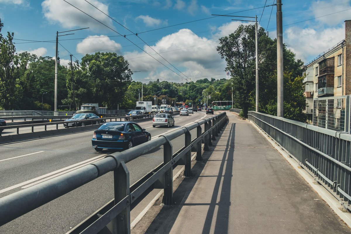 Также после обвала на мосту заменили тротуарную часть Также после обвала на мосту заменили тротуарную часть