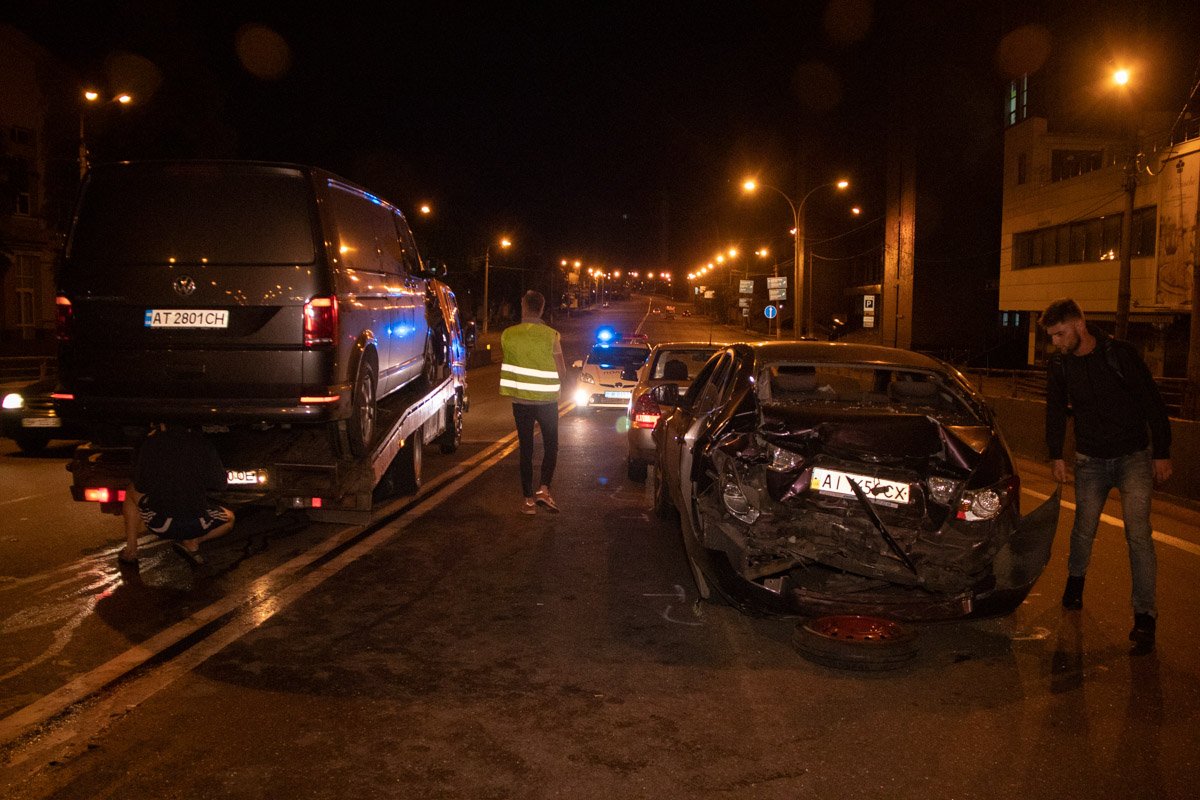 На Оболони Volkswagen влетел в стоящие автомобили