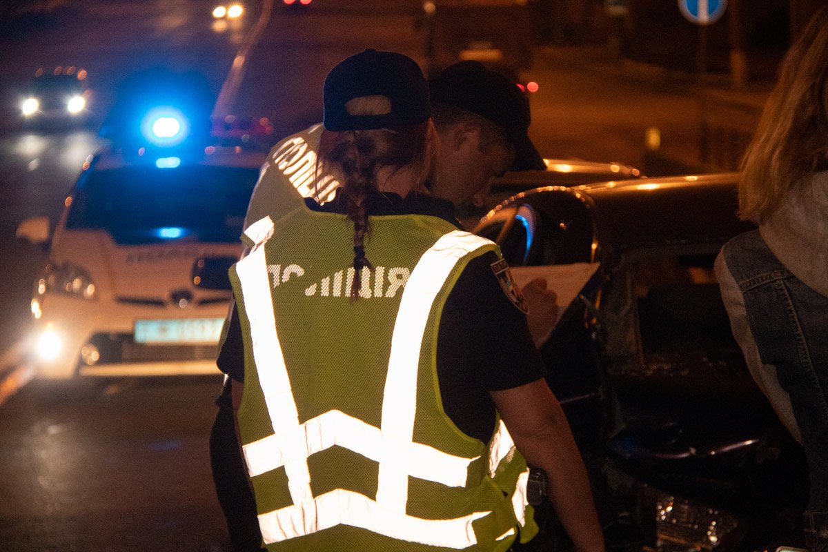 На месте работал экипаж полиции и следователи 