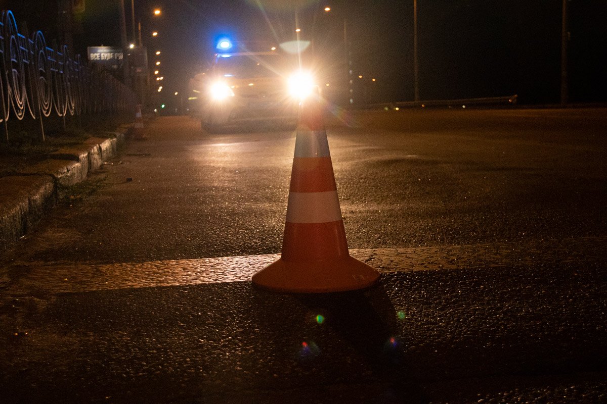 На месте патрульные нашли пистолет и несколько гильз 