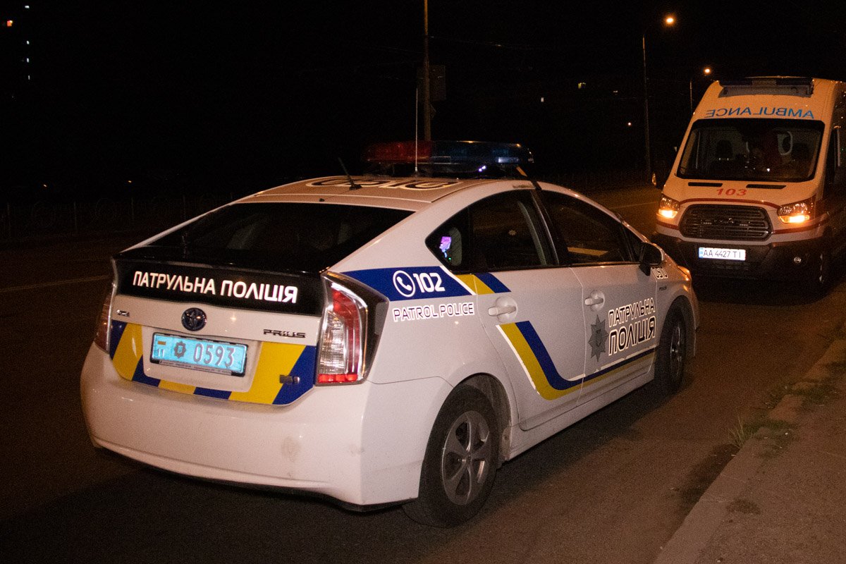 Остальная часть компания разбежалась во дворы. На месте работали следователи 