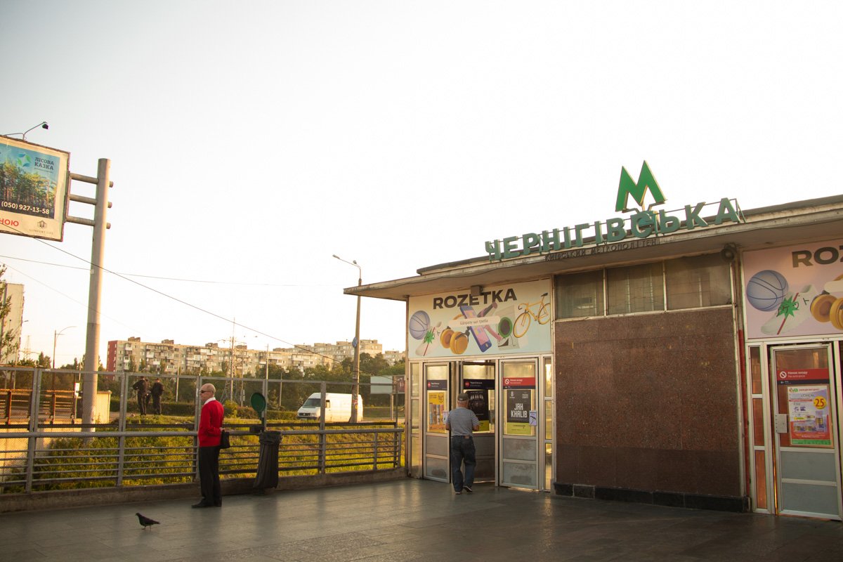 Возле станции метро Черниговская нашли мертвого мужчину 