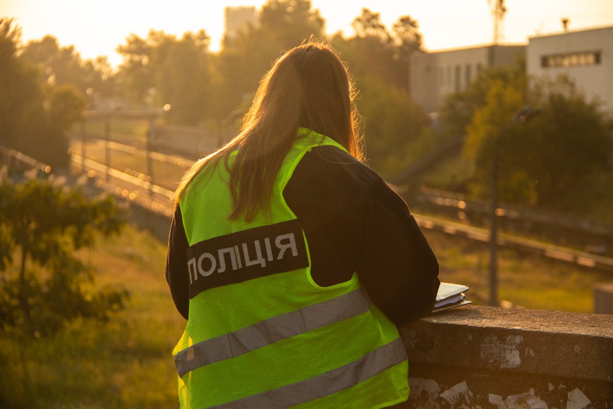 Возле мужчины стояла его обувь 