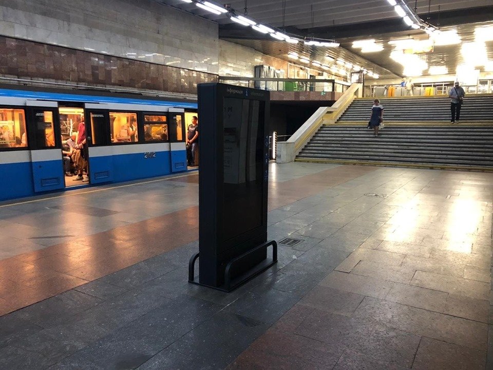Информационное табло помогает разобраться в карте подземки 