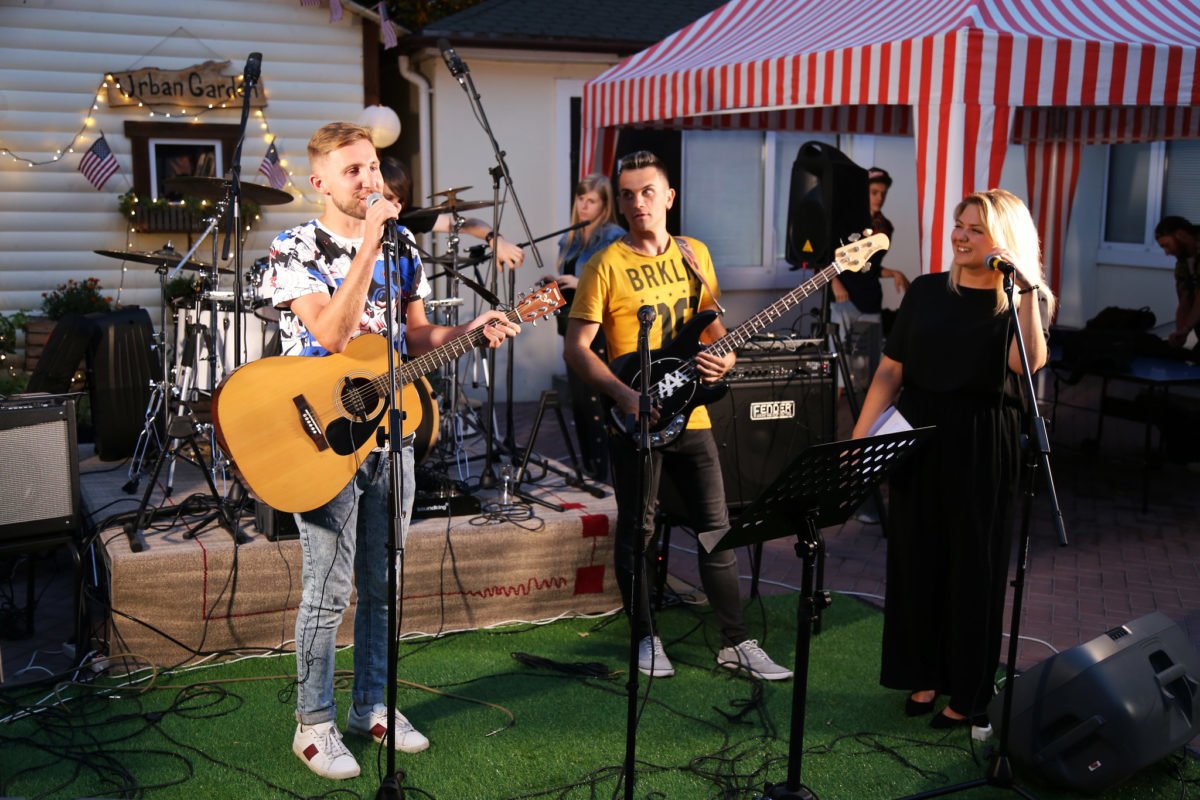 Лучшие американские песни в каверах молодых украинских талантов