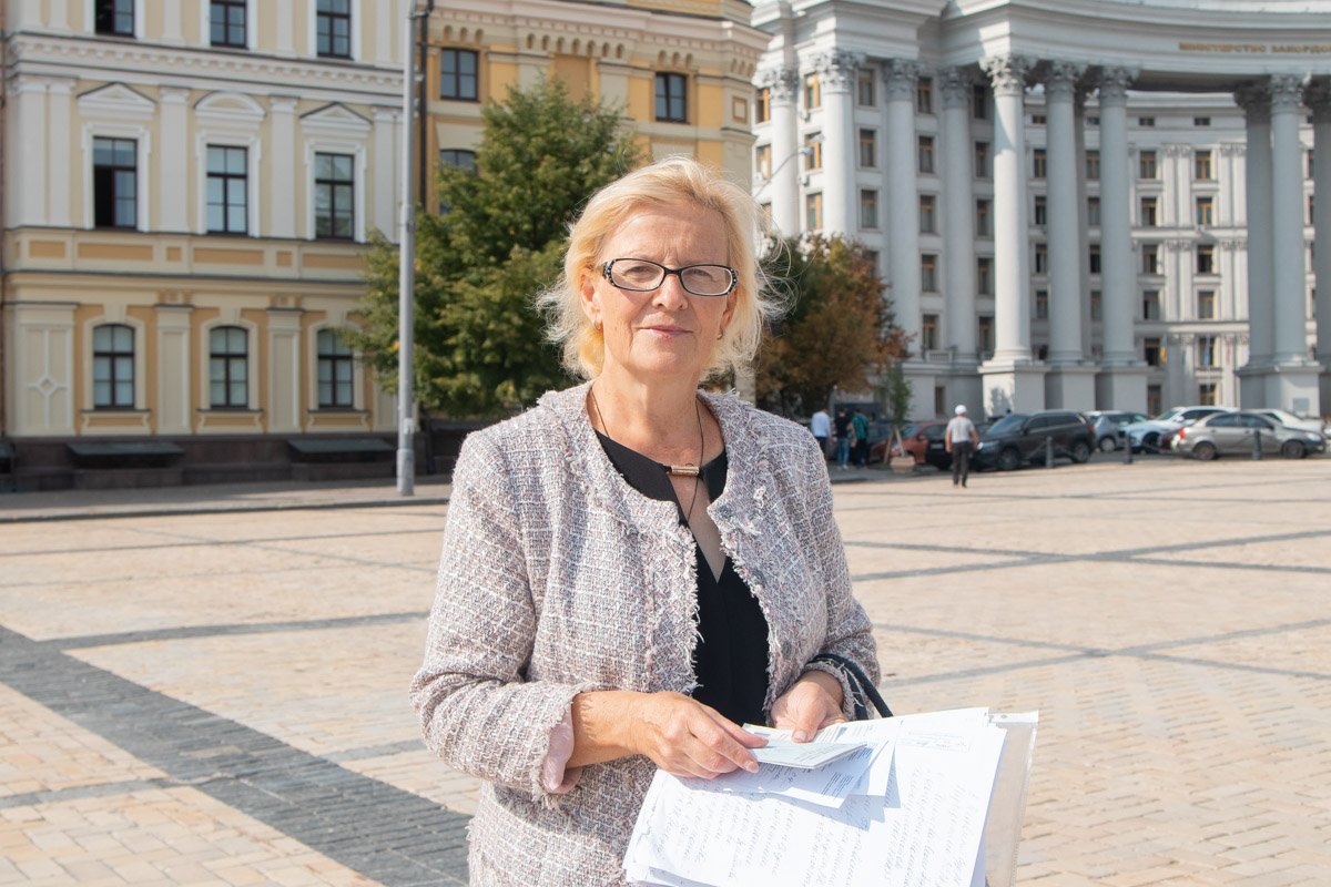 Уже 11 дней в аэропорту "Борисполь" живет Ольга Кокотова