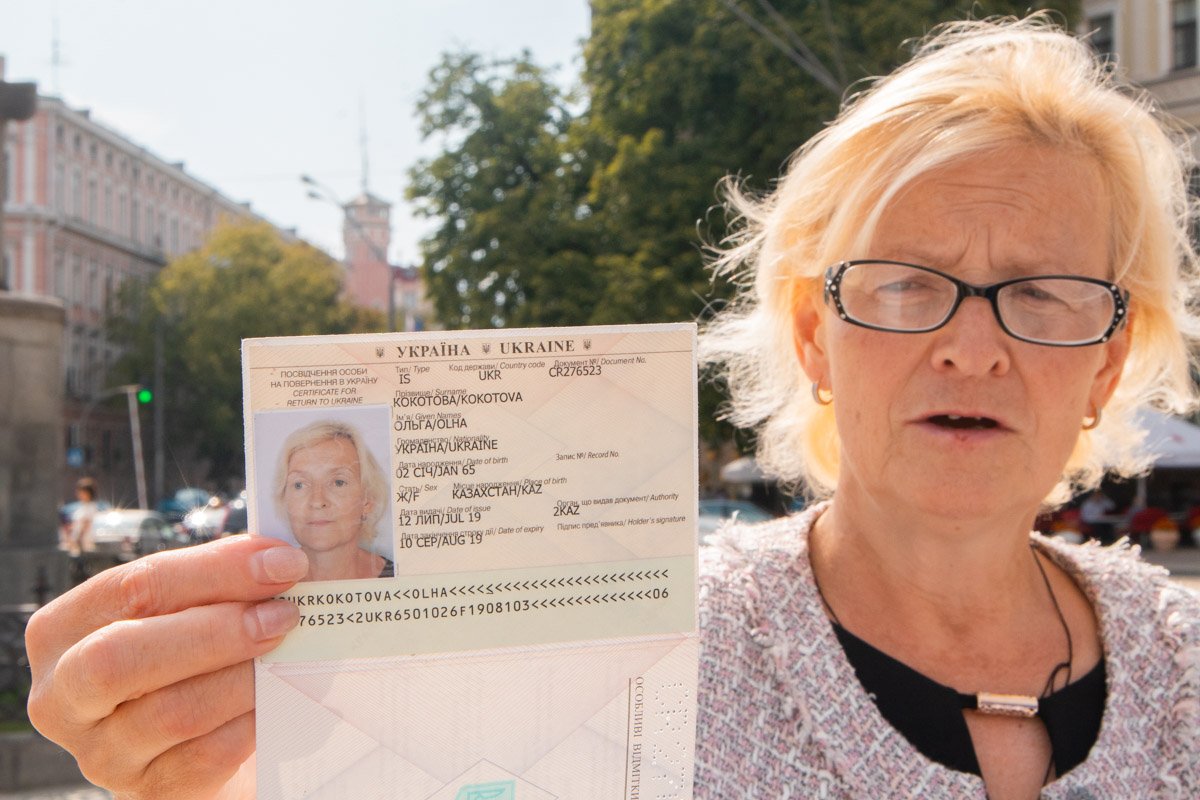 По ее словам, власти Казахстана при попустительстве консула незаконно вывезли женщину в Украину