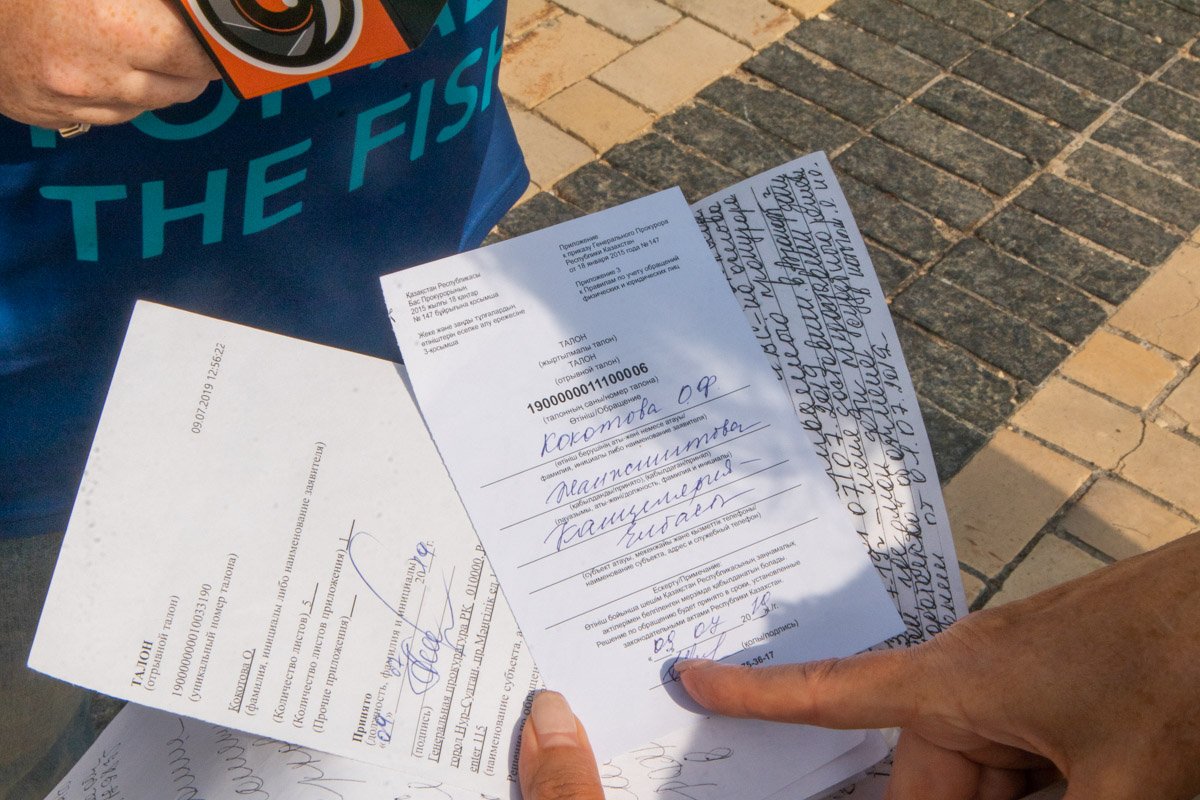 На руках у Ольги есть документы, которые она подавала в Казахстане, и целая папка с отказами от различных ведомств здесь, в Киеве