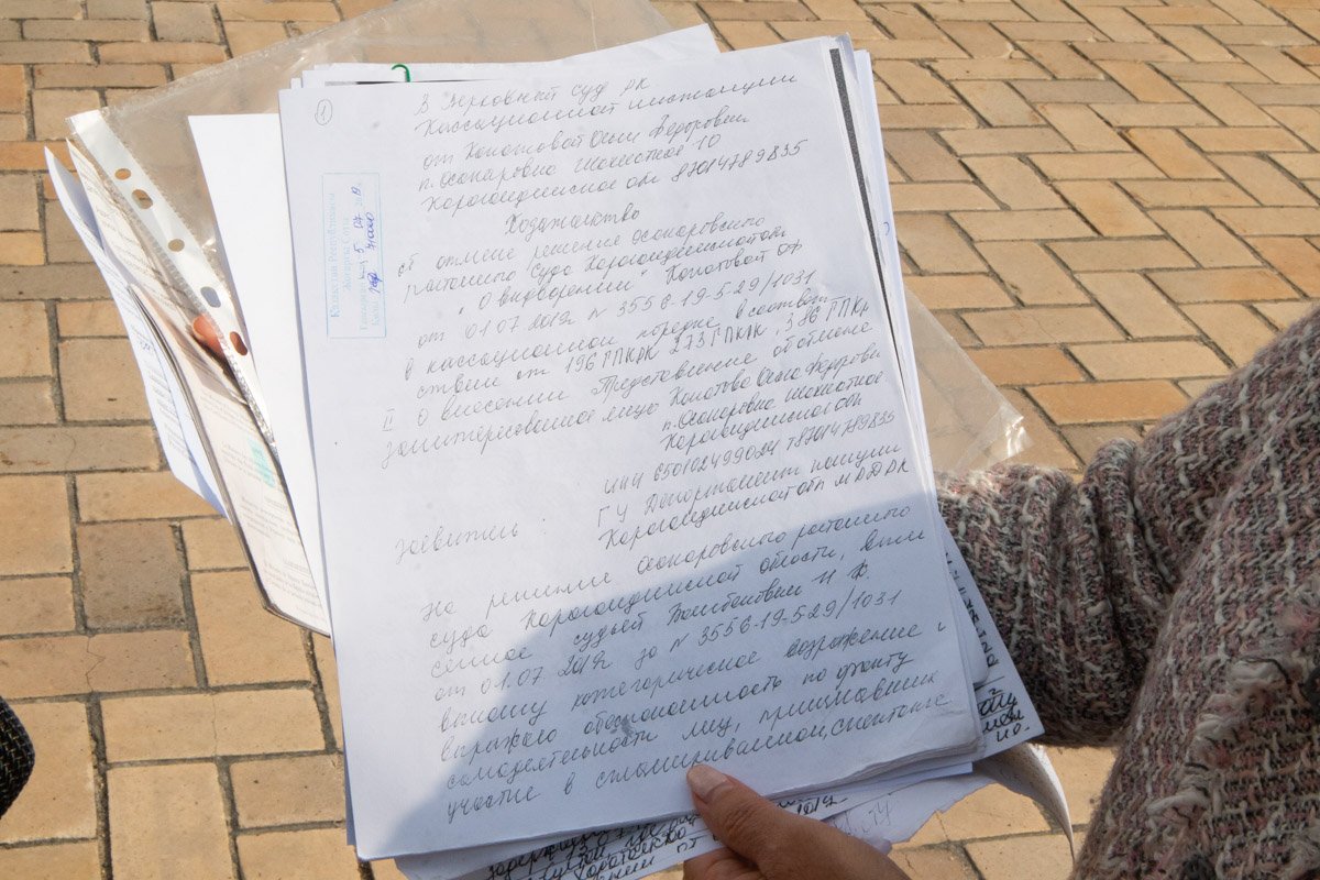 Ольга показывает документы, которые подавала на родине и в Киеве