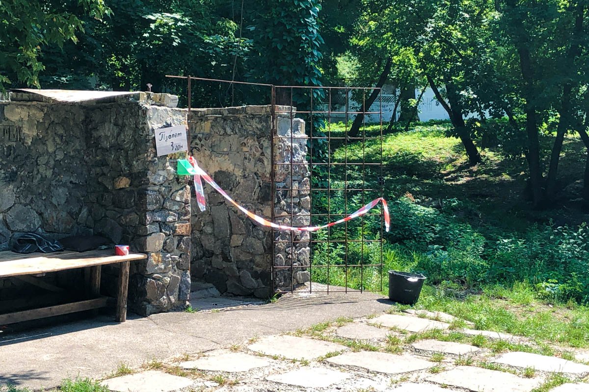 Его обнаружили в туалете, куда погибший впускал клиентов за плату