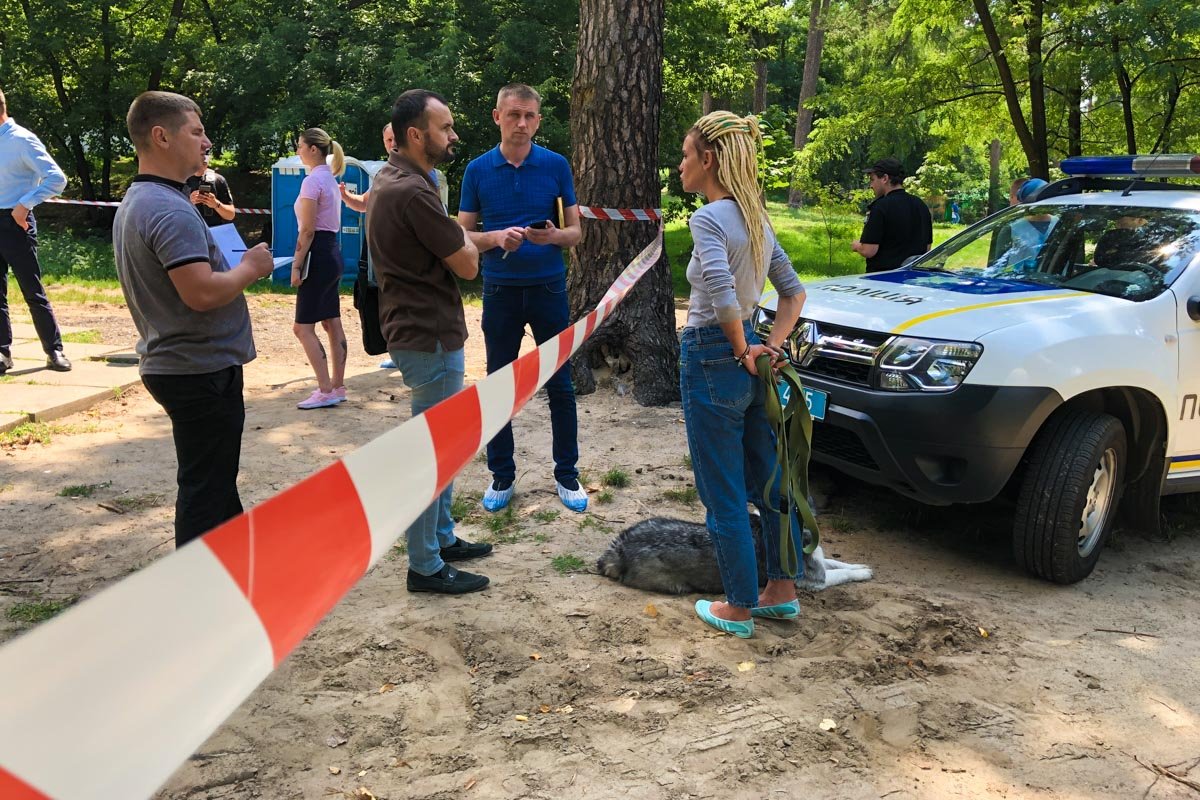 Сейчас место преступления оцеплено, там работают следователи