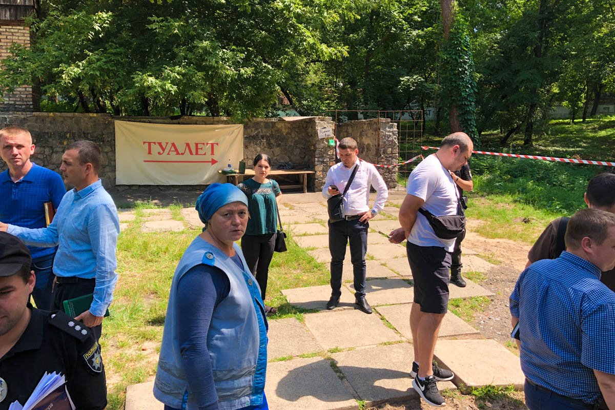 Находилось перед входом в туалет и немало зевак