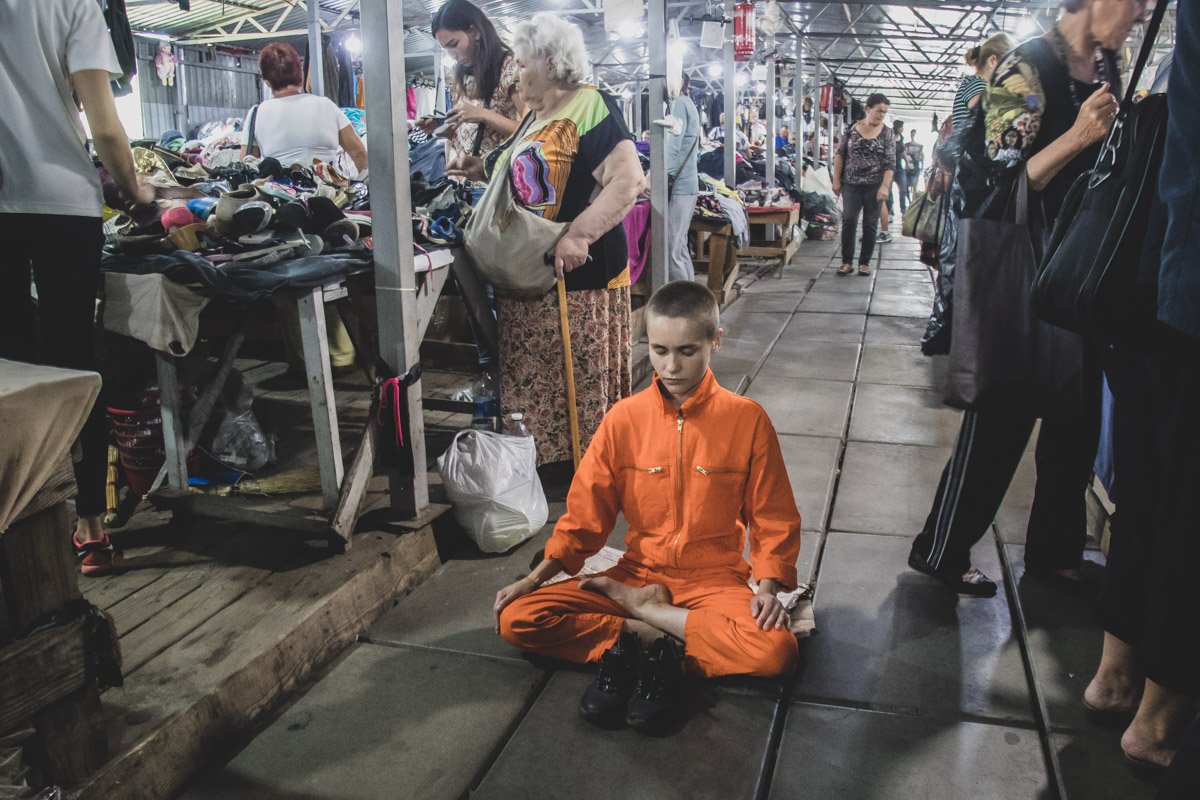 Для медитации девушка выбирает самые людные места города Для медитации девушка выбирает самые людные места города