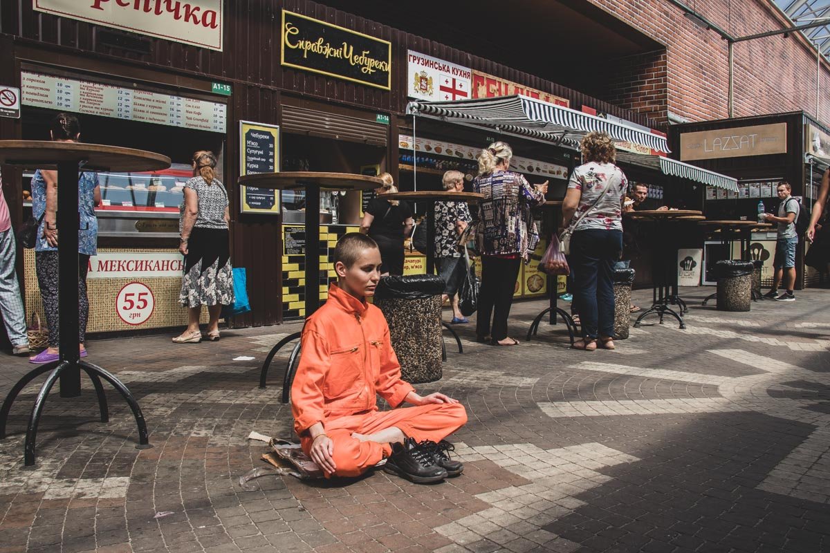 Толпа не пугает девушку, а наоборот помогает сконцентрироваться Толпа не пугает девушку, а наоборот помогает сконцентрироваться