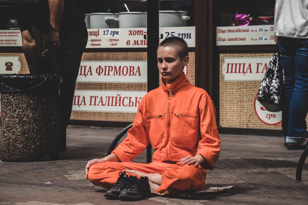 Даша рассказала, что во время перформанса она выполняет роль зеркала, отображающего реакцию общества Даша рассказала, что во время перформанса она выполняет роль зеркала, отображающего реакцию общества