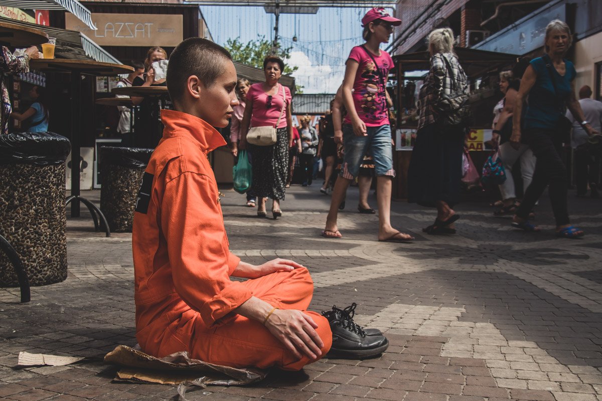 Порой люди реагируют агрессивно на выступление Даши, но есть и те, кто медитирует вместе с ней Порой люди реагируют агрессивно на выступление Даши, но есть и те, кто медитирует вместе с ней