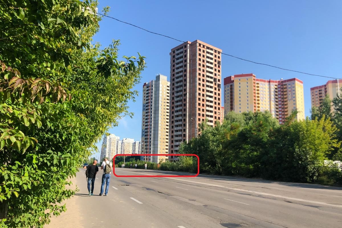 Пешеходы двигаются по обеим сторонам