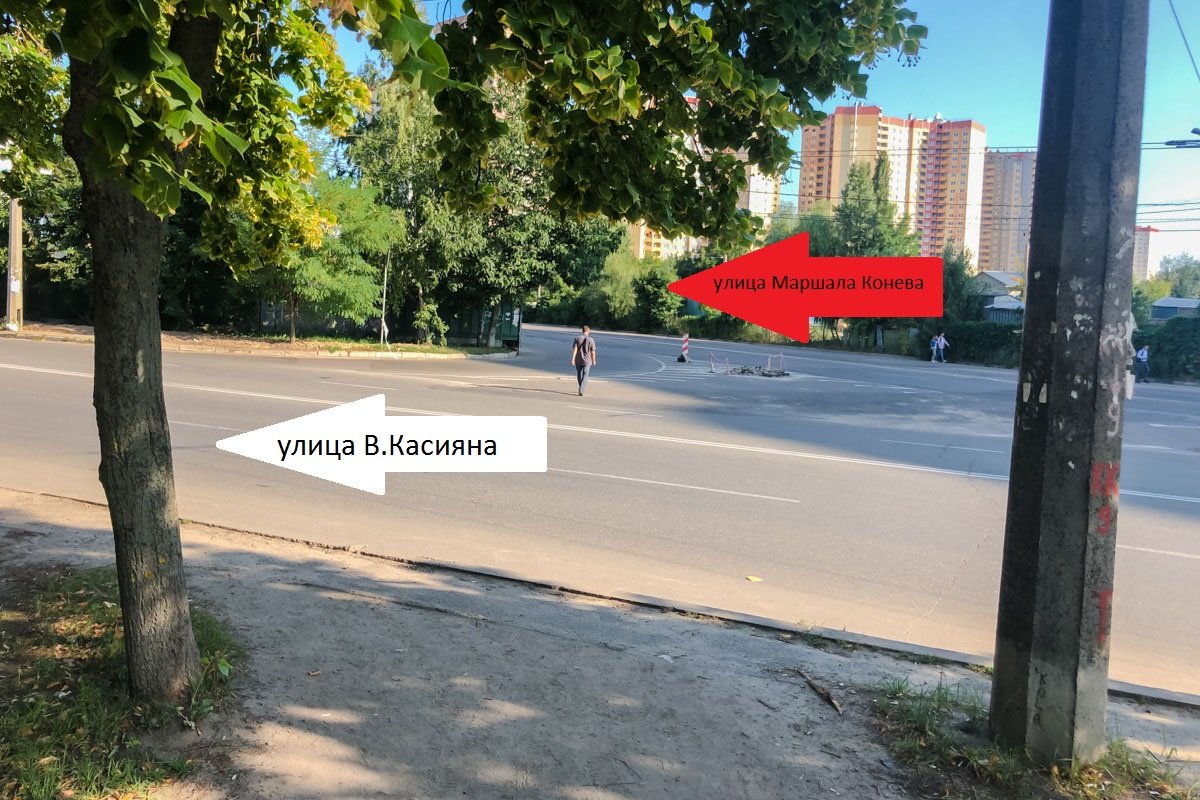 Пешеходы в обе стороны переходят по пять полос движения, включая напрявляющий островок