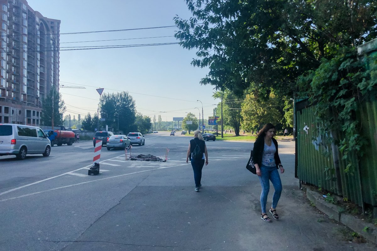 Почему нет разметки на переходах - в Киевавтодоре не знают, зато есть четкая разметка на направляющем островке 