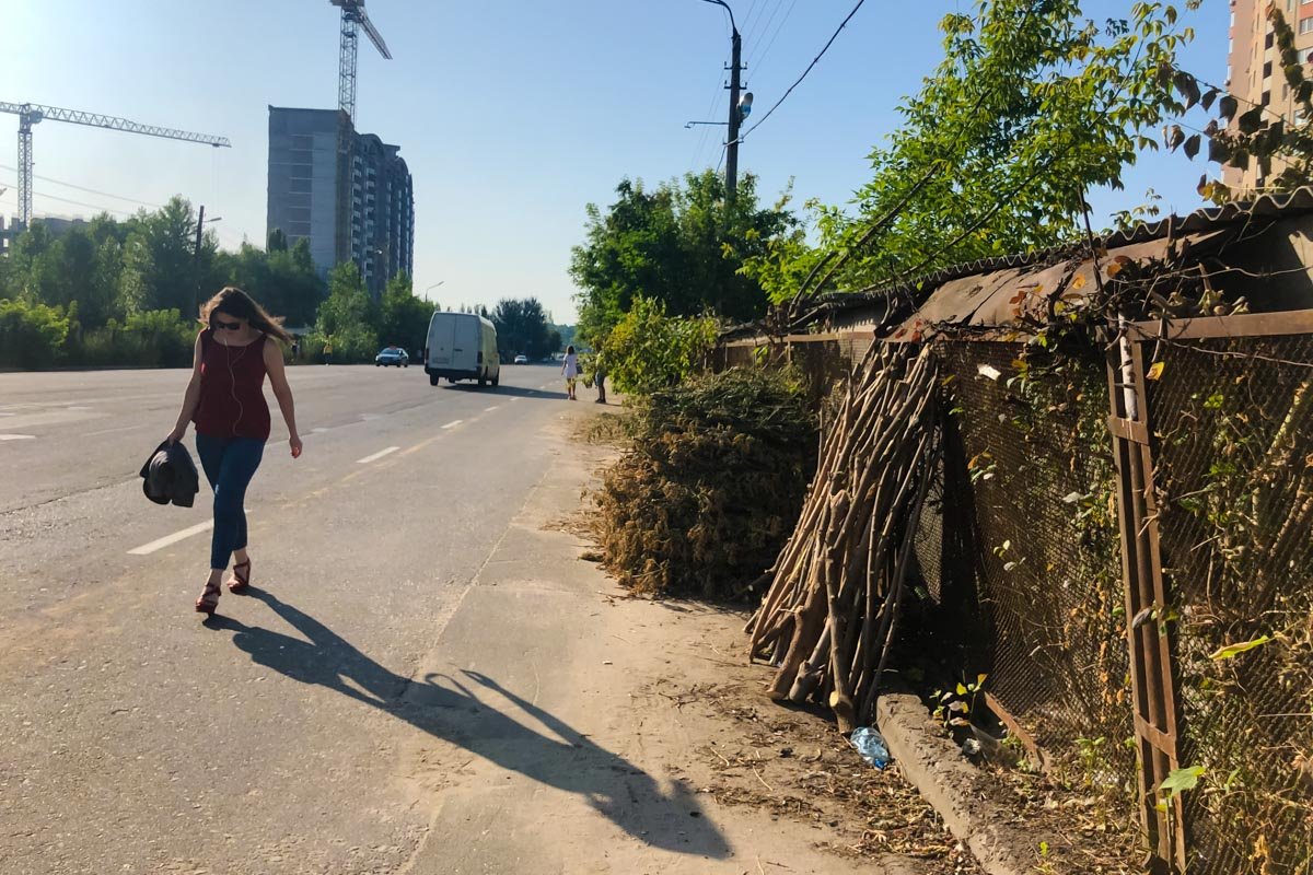 В Киеве люди каждый день ходят к метро по километровой дороге без тротуара: как выглядит эта улица 11
