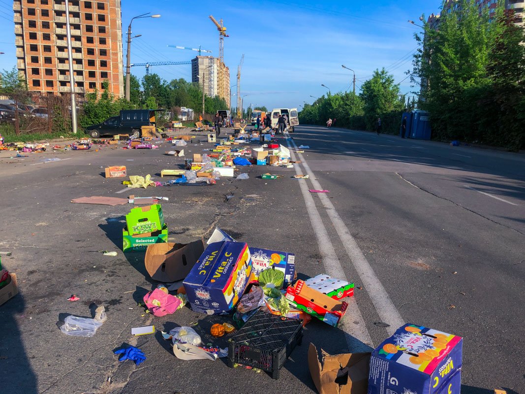Воскресная ярмарка оставляет после себя на дороге кучу мусора, который потом убирают коммунальщики 