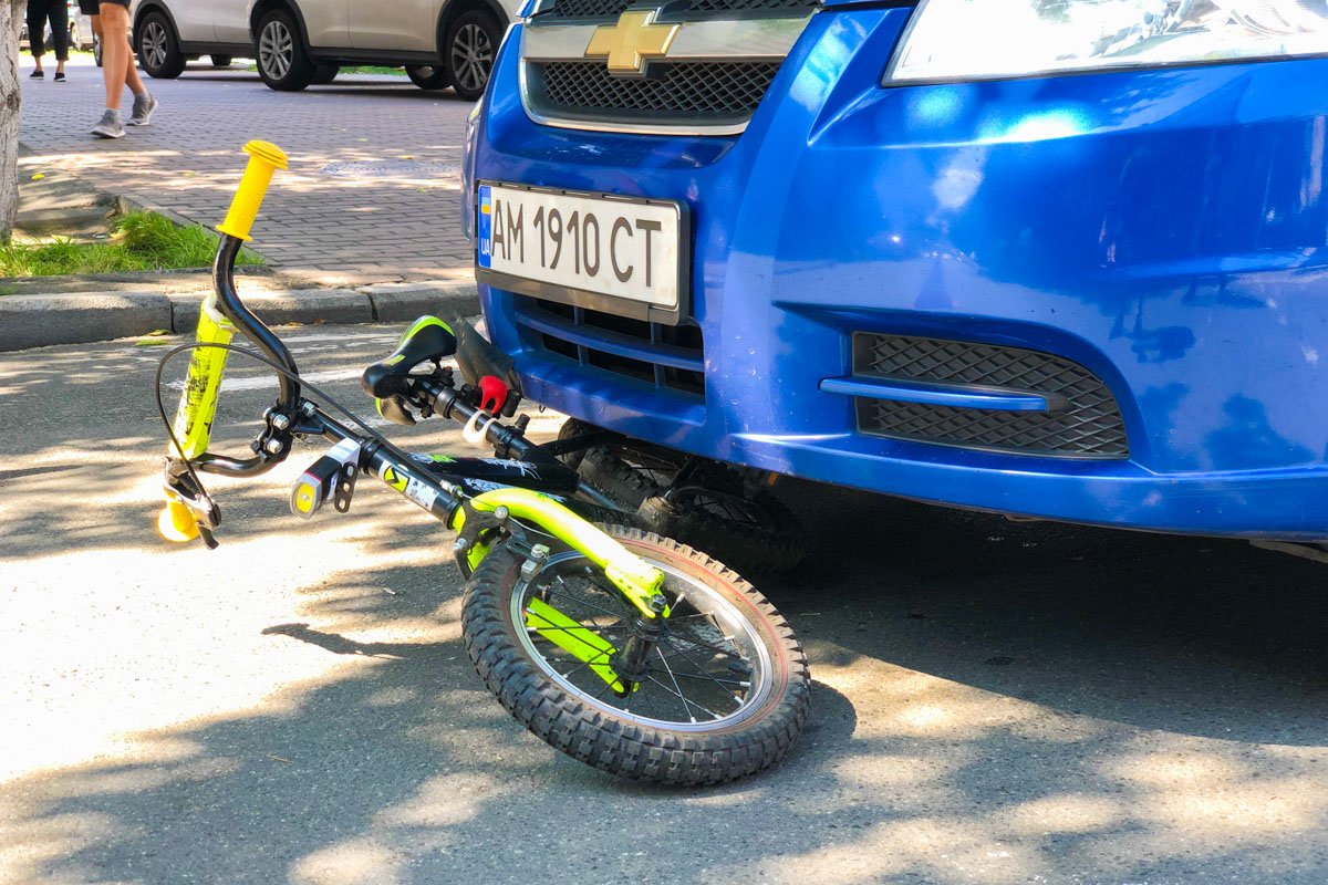 По словам водителя Uklon, по этой причине он и не успел полностью остановиться и наехал на ребенка