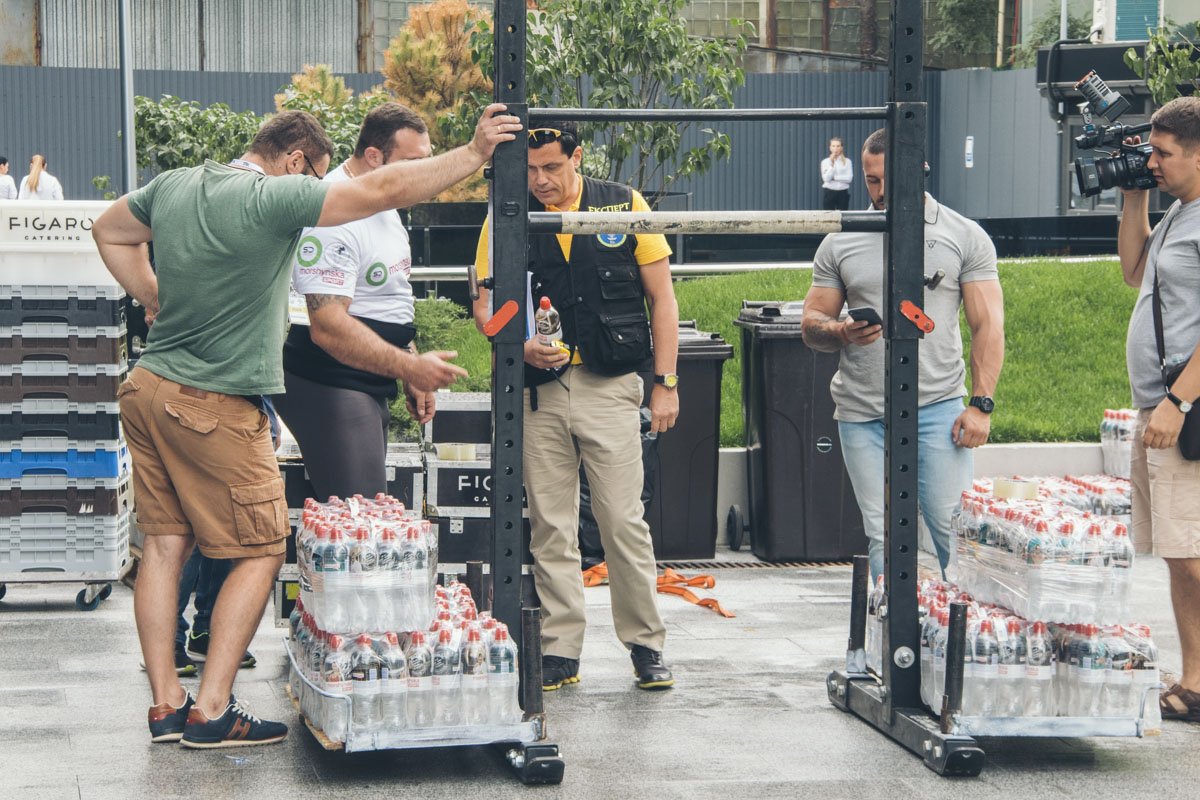 В Киеве сильнейший человек Украины обновил национальный рекорд по массе поднятого груза В Киеве сильнейший человек Украины обновил национальный рекорд по массе поднятого груза