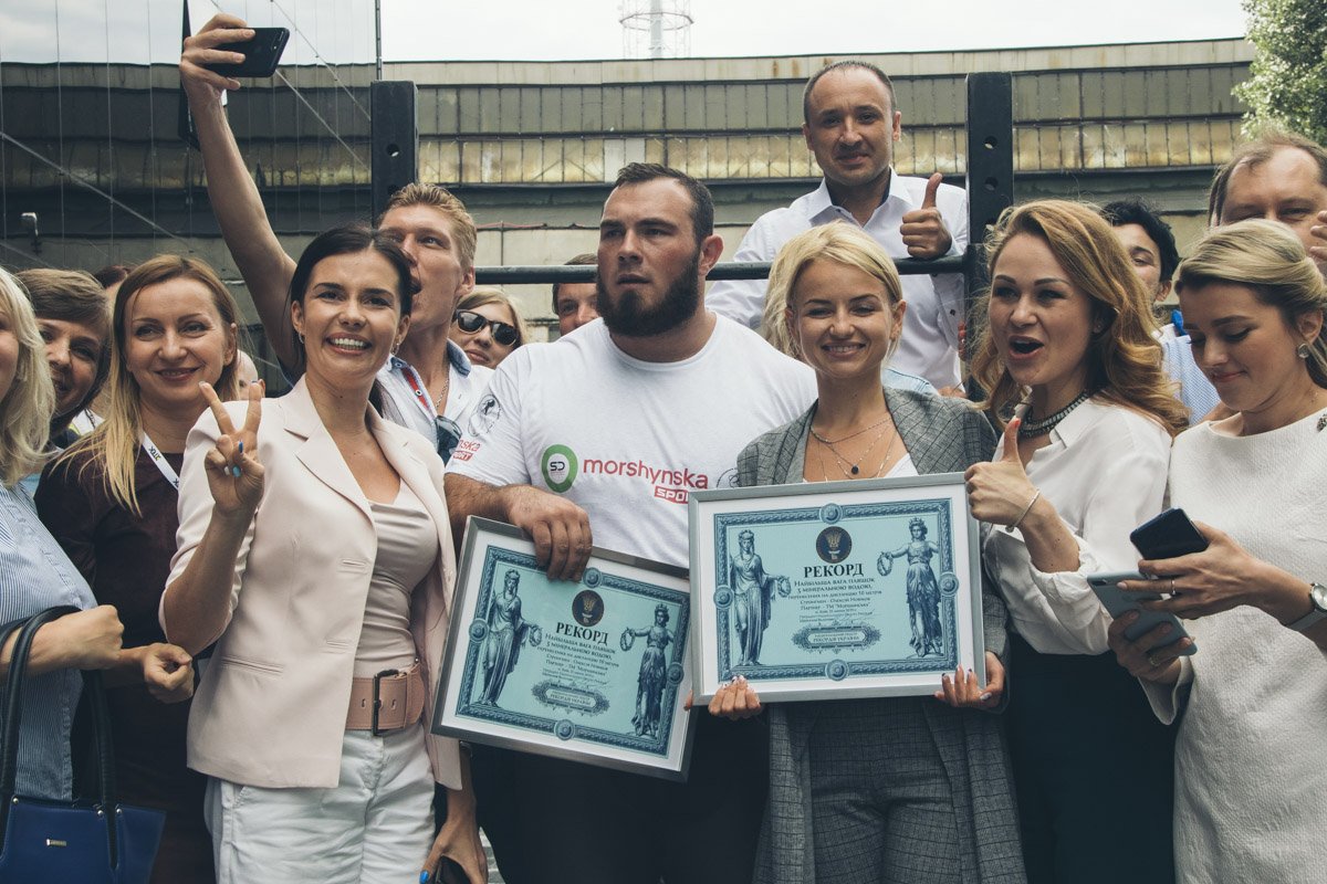 После установления рекорда Алексею предстояло еще одно сложное испытание - сфотографироваться со всему желающими После установления рекорда Алексею предстояло еще одно сложное испытание - сфотографироваться со всему желающими