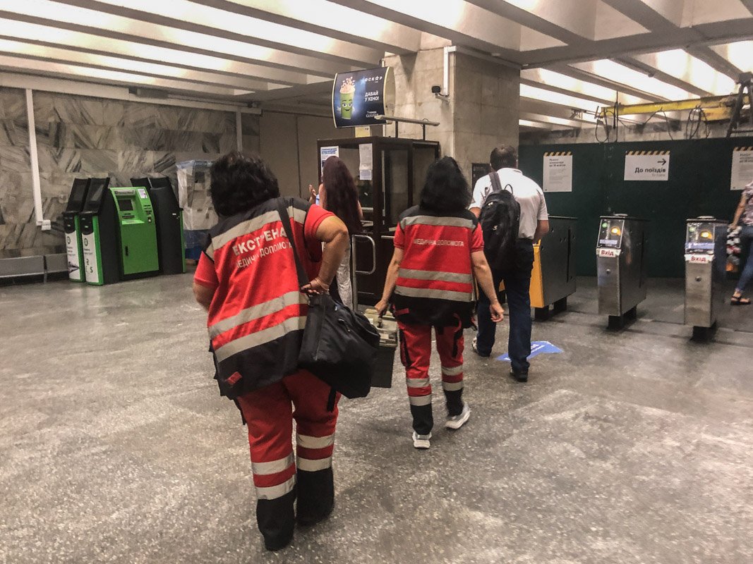 В результате чего она получила травму головы и ноги