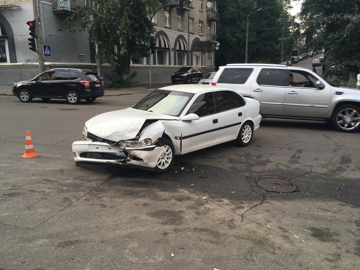 В Киеве на Лукьяновке столкнулись Opel и Audi