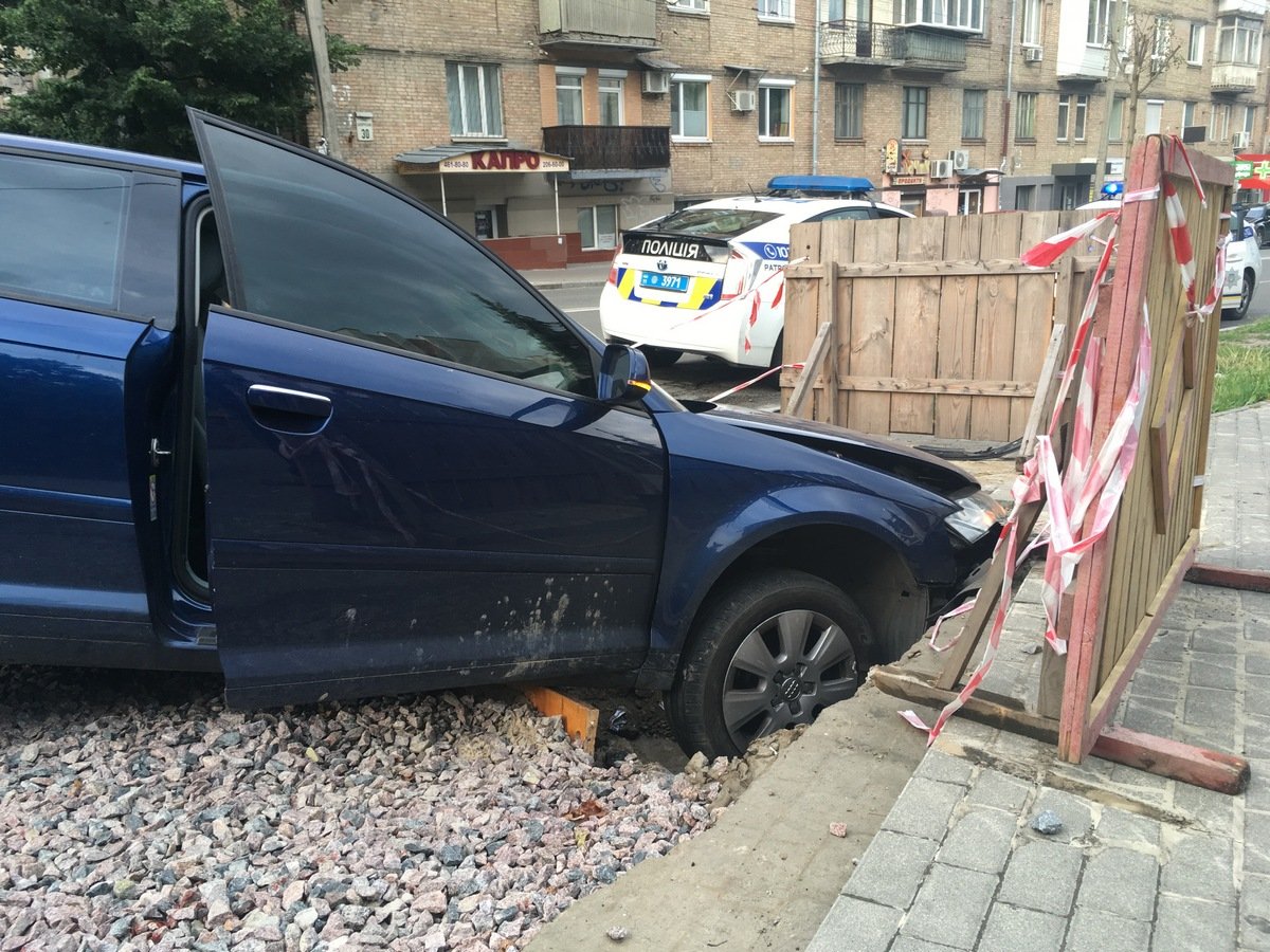 Audi улетел в яму на обочине