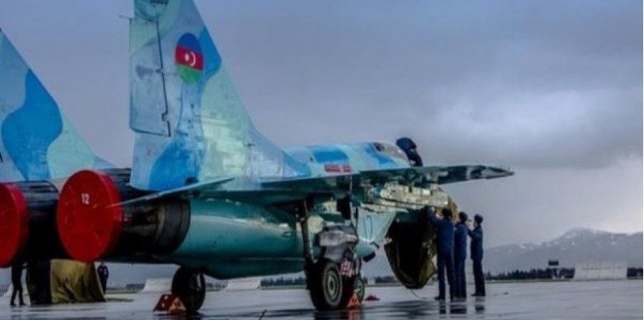 Азербайджанский истребитель упал в Каспийское море: пилота ищут