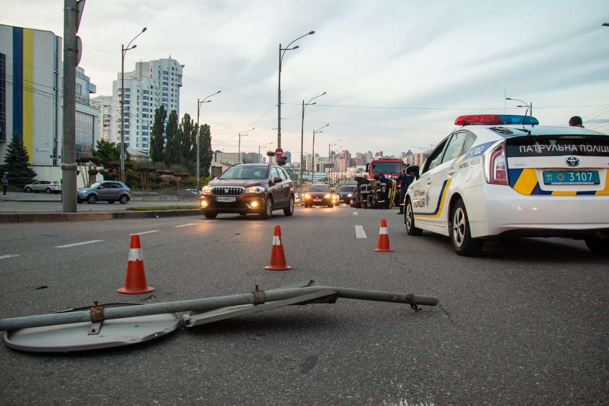 Renault оказался на боку, выехав на встречную полосу 
