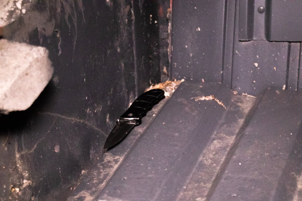 После он стал размахивать ножом 