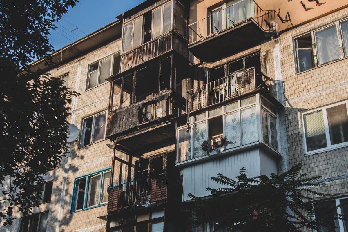 Загорелась квартира на третьем этаже Загорелась квартира на третьем этаже