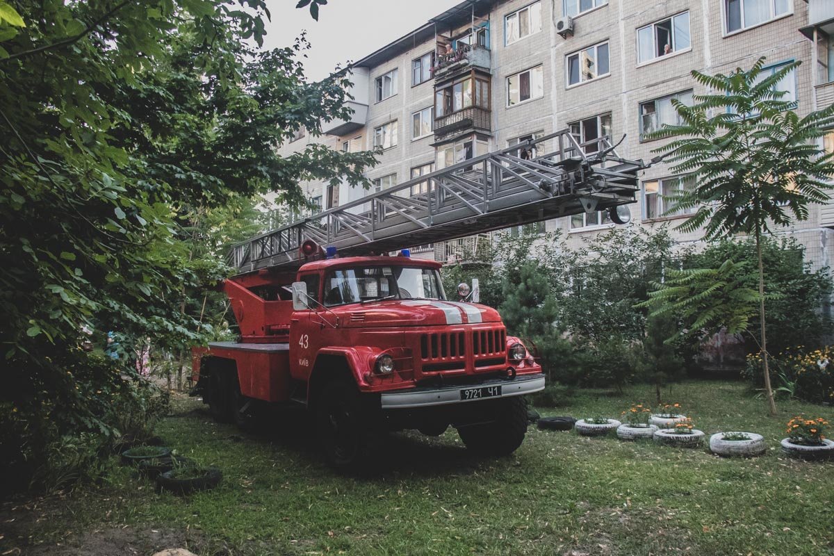 Огонь распространился на две соседние квартиры, которые находились этажом выше Огонь распространился на две соседние квартиры, которые находились этажом выше