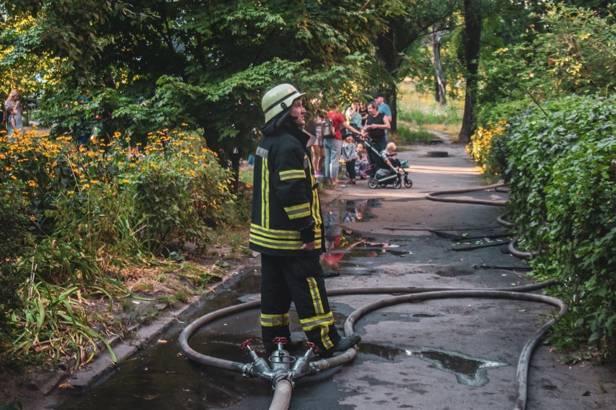 На тушение пожара у спасателей ГСЧС ушло около 20 минут На тушение пожара у спасателей ГСЧС ушло около 20 минут