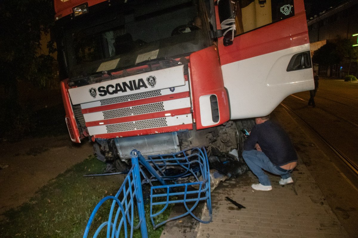 Рядом с остановкой фура вылетела с трамвайных путей на обочину и врезалась в забор