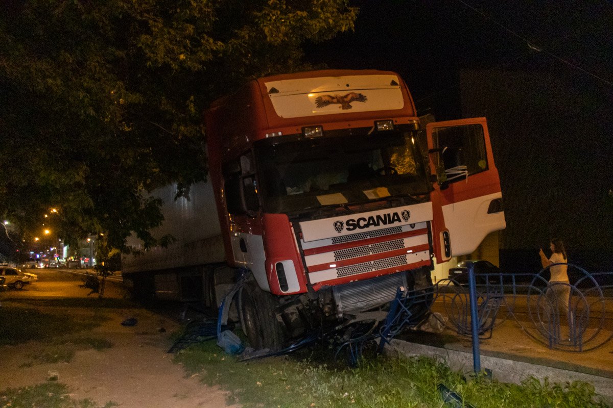 Но грузовое авто заблокировало движение трамваев